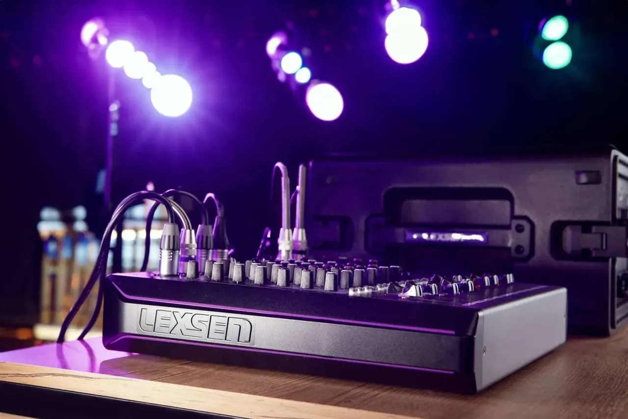 Mesa LMX MK2 num palco com luz roxa
